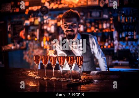 Barbelés montre le processus de fabrication d'un cocktail derrière la barre Banque D'Images