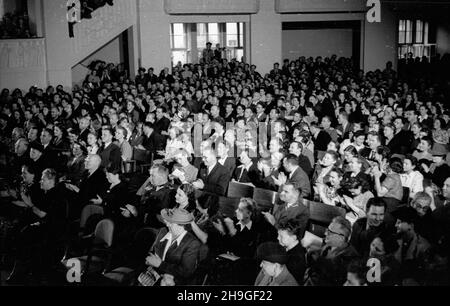 Varsovie, 1948-06-20.Teatr Roma, wystêp Narodowego Chóru im.Mitrofana Piatnickiego.Za³o¿ony W 1911 r., upowszechnia rosyjsk¹ muzykê i taniec ludowy.Chór wyst¹pi³ tak¿e W Filharmonii Krakowskiej podczas obchodów DNI Krakowa. mb PAPWarsawa, 20 juin 1948.Théâtre Roma - spectacle du chœur national Mitrofan Piatnicki.Fondée en 1911, elle a propagé la musique russe et la danse populaire.La chorale se produit également à la salle de concert de Cracovie lors des célébrations des Cracovie. mb PAP Banque D'Images