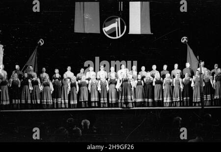 Varsovie, 1948-06-20.Teatr Roma, wystêp Narodowego Chóru im.Mitrofana Piatnickiego.Za³o¿ony W 1911 r., upowszechnia rosyjsk¹ muzykê i taniec ludowy.Chór wyst¹pi³ tak¿e W Filharmonii Krakowskiej podczas obchodów DNI Krakowa. mb PAPWarsawa, 20 juin 1948.Théâtre Roma - spectacle du chœur national Mitrofan Piatnicki.Fondée en 1911, elle a propagé la musique russe et la danse populaire.La chorale se produit également à la salle de concert de Cracovie lors des célébrations des Cracovie. mb PAP Banque D'Images