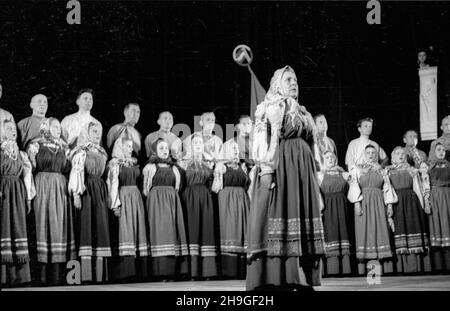 Varsovie, 1948-06-20.Teatr Roma, wystêp Narodowego Chóru im.Mitrofana Piatnickiego.Za³o¿ony W 1911 r., upowszechnia rosyjsk¹ muzykê i taniec ludowy.Chór wyst¹pi³ tak¿e W Filharmonii Krakowskiej podczas obchodów DNI Krakowa. mb PAPWarsawa, 20 juin 1948.Théâtre Roma - spectacle du chœur national Mitrofan Piatnicki.Fondée en 1911, elle a propagé la musique russe et la danse populaire.La chorale se produit également à la salle de concert de Cracovie lors des célébrations des Cracovie. mb PAP Banque D'Images