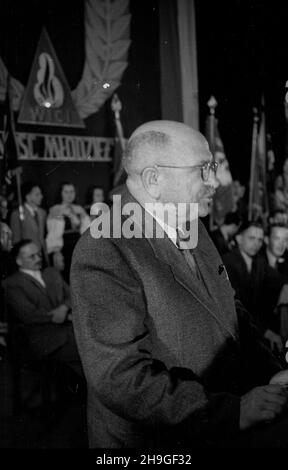 Varsovie, 1948-06-20.Nadzwyczajny Walny Zjazd Delegatów Zwi¹zku M³odzie¿y Wiejskiej Rzeczypospolitej Polskiej Wici W sali teatru Roma.NZ. Przemówienie marsza³ka Sejmu W³adys³awa Kowalskiego. wb PAPVarsovie, le 20 juin 1948.Le Congrès général extraordinaire des délégués de l'Union polonaise de la jeunesse rurale Wici s'est tenu au Théâtre de Rome.Photo: Sejm Speaker Wladyslaw Kowalski Speaking. wb PAP Banque D'Images