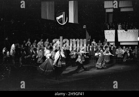 Varsovie, 1948-06-20.Teatr Roma, wystêp Narodowego Chóru im.Mitrofana Piatnickiego.Za³o¿ony W 1911 r., upowszechnia rosyjsk¹ muzykê i taniec ludowy.Chór wyst¹pi³ tak¿e W Filharmonii Krakowskiej podczas obchodów DNI Krakowa. mb PAPWarsawa, 20 juin 1948.Théâtre Roma - spectacle du chœur national Mitrofan Piatnicki.Fondée en 1911, elle a propagé la musique russe et la danse populaire.La chorale se produit également à la salle de concert de Cracovie lors des célébrations des Cracovie. mb PAP Banque D'Images