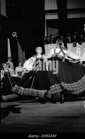 Varsovie, 1948-06-20.Teatr Roma, wystêp Narodowego Chóru im.Mitrofana Piatnickiego.Za³o¿ony W 1911 r., upowszechnia rosyjsk¹ muzykê i taniec ludowy.Chór wyst¹pi³ tak¿e W Filharmonii Krakowskiej podczas obchodów DNI Krakowa. mb PAPWarsawa, 20 juin 1948.Théâtre Roma - spectacle du chœur national Mitrofan Piatnicki.Fondée en 1911, elle a propagé la musique russe et la danse populaire.La chorale se produit également à la salle de concert de Cracovie lors des célébrations des Cracovie. mb PAP Banque D'Images