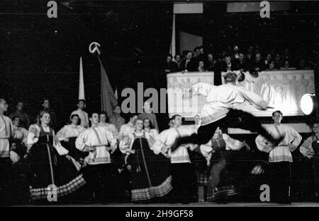 Varsovie, 1948-06-20.Teatr Roma, wystêp Narodowego Chóru im.Mitrofana Piatnickiego.Za³o¿ony W 1911 r., upowszechnia rosyjsk¹ muzykê i taniec ludowy.Chór wyst¹pi³ tak¿e W Filharmonii Krakowskiej podczas obchodów DNI Krakowa. mb PAPWarsawa, 20 juin 1948.Théâtre Roma - spectacle du chœur national Mitrofan Piatnicki.Fondée en 1911, elle a propagé la musique russe et la danse populaire.La chorale se produit également à la salle de concert de Cracovie lors des célébrations des Cracovie. mb PAP Banque D'Images