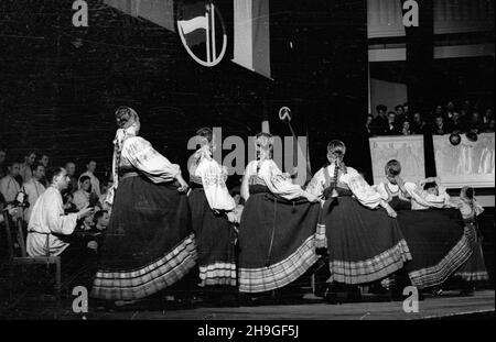 Varsovie, 1948-06-20.Teatr Roma, wystêp Narodowego Chóru im.Mitrofana Piatnickiego.Za³o¿ony W 1911 r., upowszechnia rosyjsk¹ muzykê i taniec ludowy.Chór wyst¹pi³ tak¿e W Filharmonii Krakowskiej podczas obchodów DNI Krakowa. mb PAPWarsawa, 20 juin 1948.Théâtre Roma - spectacle du chœur national Mitrofan Piatnicki.Fondée en 1911, elle a propagé la musique russe et la danse populaire.La chorale se produit également à la salle de concert de Cracovie lors des célébrations des Cracovie. mb PAP Banque D'Images