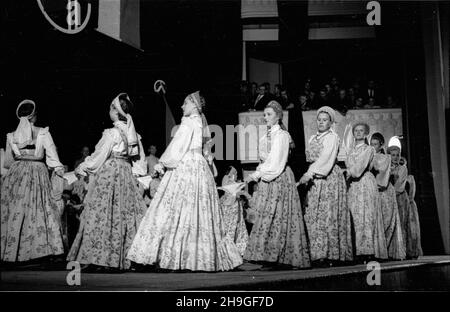 Varsovie, 1948-06-20.Teatr Roma, wystêp Narodowego Chóru im.Mitrofana Piatnickiego.Za³o¿ony W 1911 r., upowszechnia rosyjsk¹ muzykê i taniec ludowy.Chór wyst¹pi³ tak¿e W Filharmonii Krakowskiej podczas obchodów DNI Krakowa. mb PAPWarsawa, 20 juin 1948.Théâtre Roma - spectacle du chœur national Mitrofan Piatnicki.Fondée en 1911, elle a propagé la musique russe et la danse populaire.La chorale se produit également à la salle de concert de Cracovie lors des célébrations des Cracovie. mb PAP Banque D'Images