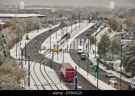 Tameside Winter Snow, Ashton-Under-Lyne, Grand Manchester, Angleterre.Tramway Metrolink sur Lord Sheldon Way Banque D'Images