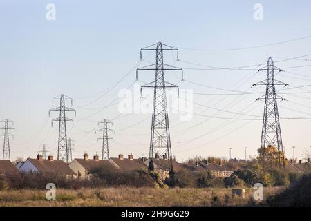 Pylônes d'électricité fournissant des maisons à Dartford Kent, Royaume-Uni Banque D'Images