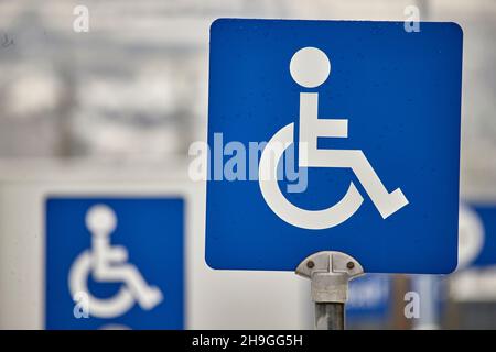 Panneau de parking pour handicapés sur un parking Banque D'Images