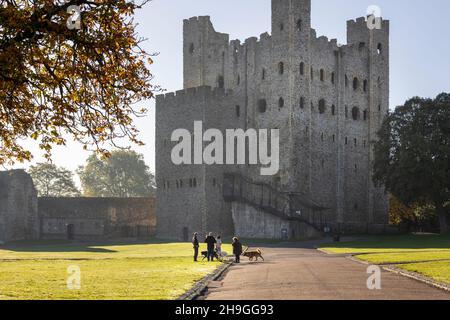 Lumière du soleil d'automne du matin à la cathédrale de Rochester, dans le Kent, Royaume-Uni Banque D'Images