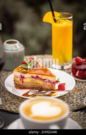 Table de desserts de l'après-midi avec gâteau, jus d'orange et