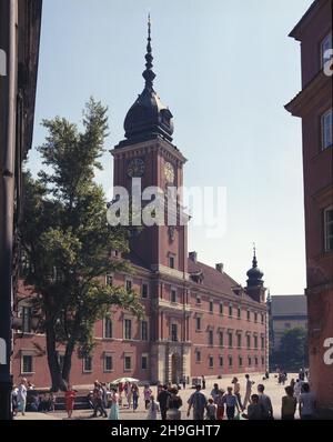 Varsovie 08.1987.Plac Zamkowy na Starym Mieœcie, widok z ulicy Œwiêtojañskiej na barokowo-klasycystyczny Zamek Królewski. uu PAP/Tomasz Pra¿mowski Dok³adny dzieñ wydarzenia nieustalony.Varsovie, Pologne, août 1987.Vue sur le château royal baroque-classique depuis la rue Swietojanska sur la place du château dans la vieille ville de Varsovie.PAP/TOMASZ PRAZMOWSKI Banque D'Images