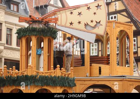 Quedinburg, Allemagne.06e décembre 2021.Le marché de Noël de la ville de Quedlinburg de l'Avent est démantelé.En raison des exigences élevées de Corona, le nombre de visiteurs a chuté de façon marquée au cours des derniers jours.Un total de 75 pour cent des commerçants ont demandé de mettre fin au marché de Noël tôt après 12 jours.Credit: Matthias Bein/dpa-Zentralbild/dpa/Alay Live News Banque D'Images