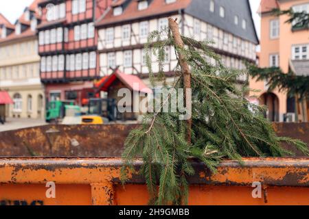 Quedinburg, Allemagne.06e décembre 2021.Les branches de sapin d'une décoration de Noël se trouvent dans un récipient.Le marché de Noël de la ville de Quedlinburg de l'Avent est démantelé.En raison des exigences élevées de Corona, le nombre de visiteurs a chuté de façon marquée au cours des derniers jours.Un total de 75 pour cent des commerçants ont demandé de mettre fin au marché de Noël tôt après 12 jours.Credit: Matthias Bein/dpa-Zentralbild/dpa/Alay Live News Banque D'Images