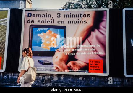 Paris, France, Woman Walking, Street Scene, affiches de crise du SIDA sur l'affichage, publicités françaises, aides 1990s, panneau d'affichage vintage publicité française Banque D'Images
