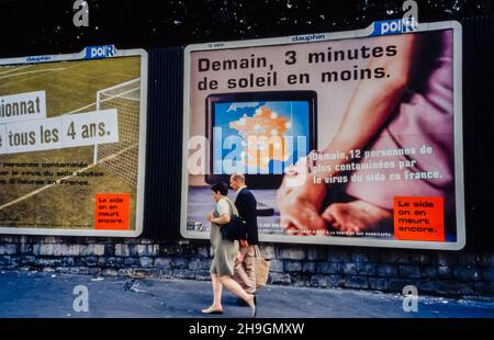 Paris, France, couple personnes Marche, rue, AIDS Affiches On display, publicités françaises, AIDS 1990s, affiches vintage Banque D'Images
