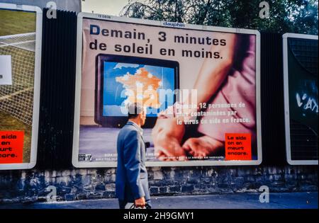 Paris, France, Man Walking on Street, AIDS Crisis, affiches Vintage Billboard on Display, publicités françaises, années 1990, enjeux de santé publique Banque D'Images