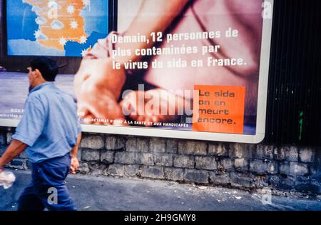 Paris, France, Man Walking on Street, AIDS Affiches On display, annonces en français, années 1990 Banque D'Images