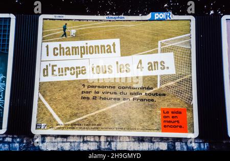 Paris, France, affiches sur le SIDA en exposition, publicités françaises, 2001, publicité vintage sur panneau d'affichage contemporain Banque D'Images