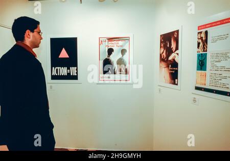 Paris, France, Homme regardant la collection Affiches sur la prévention du sida exposées, publicités françaises, 2001, défis de santé publique Banque D'Images