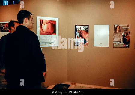 Paris, France, hommes regarder la Collection AIDS Affiches sur présentation, annonces en français, exposition 2001 Banque D'Images