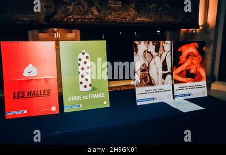Paris, France, gros plan, affiches sur la prévention du VIH/sida exposées, publicités françaises, affiches de santé publique (2001) Banque D'Images
