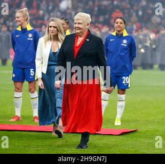LONDRES, Angleterre - DÉCEMBRE 05:Lesley Lloyd ex Southampton joueur avant le coup d'envoi lors de la finale 2021 de la coupe de football féminin Vitality entre Arsenal et Chelse Banque D'Images