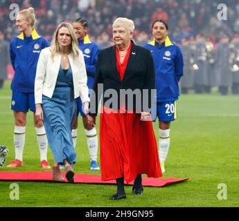 LONDRES, Angleterre - DÉCEMBRE 05:Lesley Lloyd ex Southampton joueur avant le coup d'envoi lors de la finale 2021 de la coupe de football féminin Vitality entre Arsenal et Chelse Banque D'Images