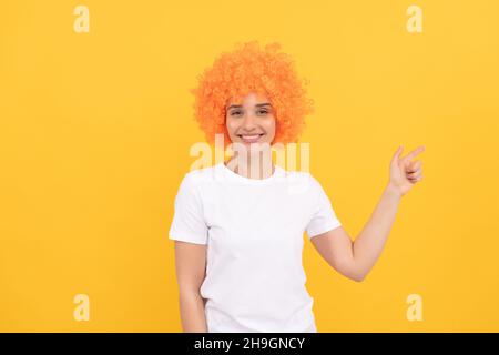 bonne femme freaky dans la perruque clown mauriquement pointant le doigt, le geste et les émotions Banque D'Images