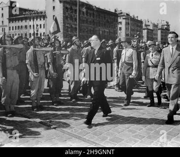 MARSEILLE, FRANCE - 29 août 1944 - André Diethelm examine les troupes libérées en août 1944 à Marseille.Derrière Diethelm: Général de Lattre de Tassig Banque D'Images