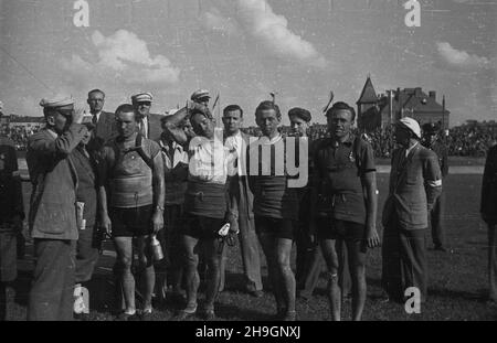 Cracovie, 1948-06-30.OD 22 czerwca do 4 lipca odbywa³ siê VII Kolarski Wyœcig Dooko³a Polski (Tour de Bologne).VIII etap z Bytomia do Krakowa (140 km) koñczy³ siê na stadionie klubu sportowego Cracovie.m.in. Kolarze, Wac³aw. Zdogywca III miejsca Czechos³owacja Wójcik (2L W pierwszym rzêdzie), Lubos Puklicky (dzia³aczy, 3L W pierwszym rzêdzie) oraz wêgierski kolarz Bela di (Madzzii W sportzêzzyk), W maezoszoszoszoszoszoszoszoszoszoszoszoszoszie ()Cracovie, le 30 juin 1948.La 7e course cycliste Tour de Bologne s'est déroulée du 22 juin au 4 juillet.La 8e étape de Bytom à Cracovie (140 km) Banque D'Images