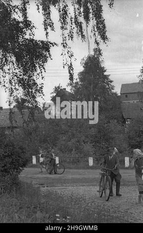 Zalipie, 1948-07.Wieœ, W której W 1945 r. osiedli³a siê czêœæ Platerówek, tzn.¿o³nierek 1 Samodzielnego Batalionu Kobiecego im.Emilii Plater 1 Dywizji Piechoty im.Koœciuszki.Do 1947 r. wieœ nosi³a nazwê Platerowo. bb PAP Dok³adny dzieñ wydarzenia nieustalony.Zalipie, juillet 1948.Le village dans lequel s'installent un certain nombre de femmes soldats du 1er Bataillon indépendant féminin de l'Emilia Plater de la 1re Division d'infanterie de Tadeusz Kosciuszko.Jusqu'en 1947, le village s'appelait Platerowo. bb PAP Banque D'Images