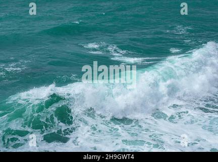 Vue magnifique sur les vagues de l'océan et une côte rocheuse fantastique, motifs de la mer, papier peint d'arrière-plan. Banque D'Images