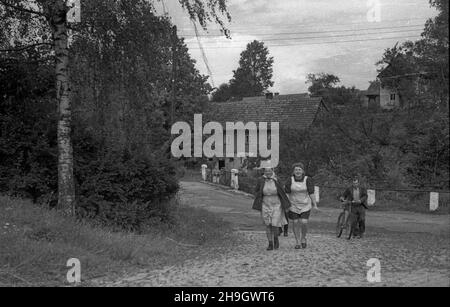 Zalipie, 1948-07.Wieœ, W której W 1945 r. osiedli³a siê czêœæ Platerówek, tzn.¿o³nierek 1 Samodzielnego Batalionu Kobiecego im.Emilii Plater 1 Dywizji Piechoty im.Koœciuszki.Do 1947 r. wieœ nosi³a nazwê Platerowo. bb PAP Dok³adny dzieñ wydarzenia nieustalony.Zalipie, juillet 1948.Le village dans lequel s'installent un certain nombre de femmes soldats du 1er Bataillon indépendant féminin de l'Emilia Plater de la 1re Division d'infanterie de Tadeusz Kosciuszko.Jusqu'en 1947, le village s'appelait Platerowo. bb PAP Banque D'Images