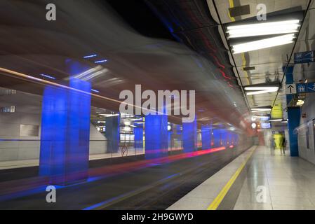 Station de métro futuriste Muensener Freiheit à Munich, Bavière, Allemagne Banque D'Images