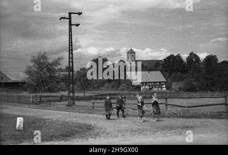 Zalipie, 1948-07.Wieœ, W której W 1945 r. osiedli³a siê czêœæ Platerówek, tzn.¿o³nierek 1 Samodzielnego Batalionu Kobiecego im.Emilii Plater 1 Dywizji Piechoty im.Koœciuszki.Do 1947 r. wieœ nosi³a nazwê Platerowo. bb PAP Dok³adny dzieñ wydarzenia nieustalony.Zalipie, juillet 1948.Le village dans lequel s'installent un certain nombre de femmes soldats du 1er Bataillon indépendant féminin de l'Emilia Plater de la 1re Division d'infanterie de Tadeusz Kosciuszko.Jusqu'en 1947, le village s'appelait Platerowo. bb PAP Banque D'Images