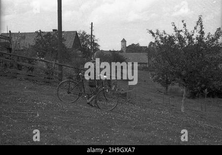 Zalipie, 1948-07.Wieœ, W której W 1945 r. osiedli³a siê czêœæ Platerówek, tzn.¿o³nierek 1 Samodzielnego Batalionu Kobiecego im.Emilii Plater 1 Dywizji Piechoty im.Koœciuszki.Do 1947 r. wieœ nosi³a nazwê Platerowo. bb PAP Dok³adny dzieñ wydarzenia nieustalony.Zalipie, juillet 1948.Le village dans lequel s'installent un certain nombre de femmes soldats du 1er Bataillon indépendant féminin de l'Emilia Plater de la 1re Division d'infanterie de Tadeusz Kosciuszko.Jusqu'en 1947, le village s'appelait Platerowo. bb PAP Banque D'Images