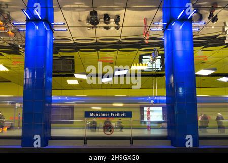 Station de métro futuriste Muensener Freiheit à Munich, Bavière, Allemagne Banque D'Images