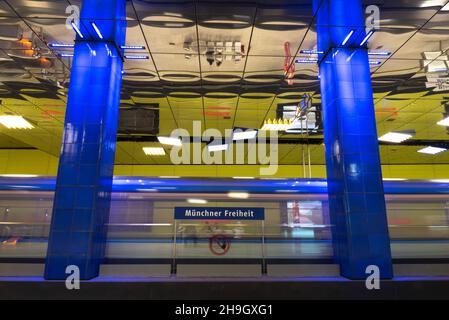 Station de métro futuriste Muensener Freiheit à Munich, Bavière, Allemagne Banque D'Images