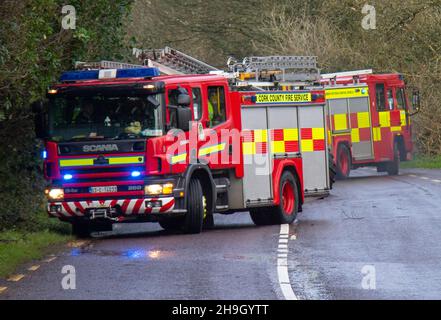 La brigade irlandaise de pompiers a bloqué la route après Storm Barra. Banque D'Images