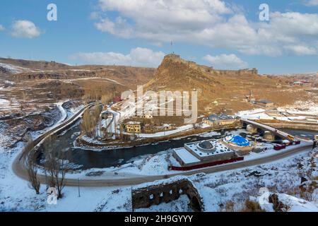 Vue sur le château de Kars, à Kars, Turquie. Kars est une province dans le nord-est de la Turquie, près de la frontière arménienne. Banque D'Images