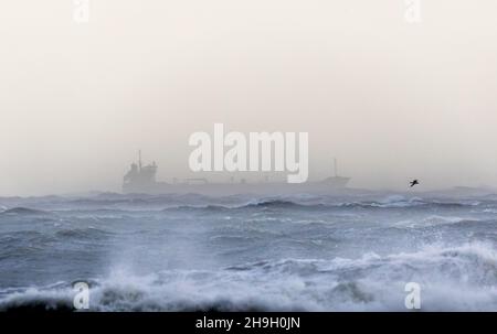 Myrtleville, Cork, Irlande.07e décembre 2021.Le pétrolier Thun Gemini prend refuge pendant la tempête Barra au large de la côte à Myrtleville, Co. Cork, Irlande.- crédit; David Creedon / Alamy Live News Banque D'Images