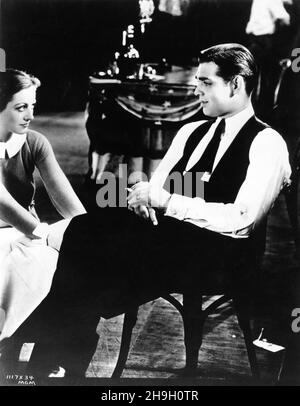 JOAN CRAWFORD et CLARK PIGNON sur l'ensemble Candid pendant le tournage de LA POSSÉDÉ 1931 réalisateur CLARENCE BROWN Metro Goldwyn Mayer Banque D'Images