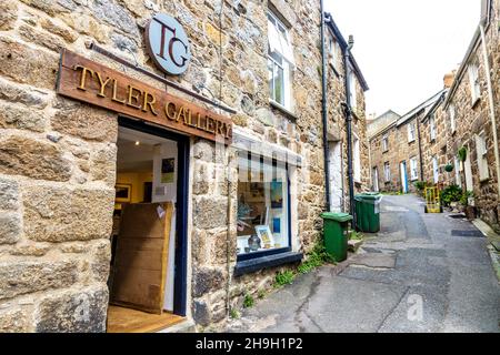 Jolis cottages en pierre et la galerie Tyler dans le village de pêcheurs de Mousehole, Penwith Peninsula, Cornwall, Royaume-Uni Banque D'Images