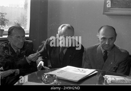 Varsovie, 1948-07.Pobyt czeskich dziennikarzy filmowych W Polsce.Delegacji W sk³adzie: szef kancelarii Radia Czechos³owackiego Józef Menzel, Karl Vanek z Rudego Prava, Peter Sever z Pravdy, przewodniczy³ dziekan Wydzia³u Filmowego Akademii Muzycznej W Pradze i przewodnicz¹cy Klubu Sprawozdawców Filmowprych de.A. M. BROUSIL (1P).NZ. Wizyta u dyrektora naczelnego PPFP (Przedsiêbiorstwwo Pañstwowe film Polski) à¿.Stanis³awa Albrechta, podczas której obecni byli: Dyrektor Jerzy Bonafentura Toeplitz, dyrektor Biura Prasowego PPFP rouge.Stanis³aw Strumph-Wojtkiewicz oraz prère Klubu Sprawozdaw Banque D'Images