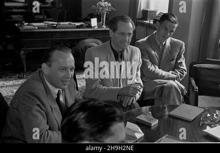 Varsovie, 1948-07.Pobyt czeskich dziennikarzy filmowych W Polsce.Delegacji W sk³adzie: szef kancelarii Radia Czechos³owackiego Józef Menzel, Karl Vanek z Rudego Prava, Peter Sever z Pravdy, przewodniczy³ dziekan Wydzia³u Filmowego Akademii Muzycznej W Pradze i przewodnicz¹cy Klubu Sprawozdawców Filmowprych de.A. M. Brousil.NZ. Wizyta W PPFP (Przedsiêbiorstwo Pañstwowe film Polski), podczas której obecni byli: Dyrektor Jerzy Bonafentura Toeplitz, dyrektor Biura Prasowego PPFP rouge.Stanis³aw Strumph-Wojtkiewicz, prise Klubu Sprawozdawców Filmowych rouge.Wac³aw ¯d¿arski oraz dyrektor naczeln Banque D'Images