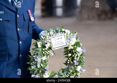 Chris page, surintendant des détectives de la police de Nouvelle-Zélande, assiste au mémorial du Sgt Matt Ratana, officier de police assassiné, dans le centre de Londres, avec une couronne Banque D'Images