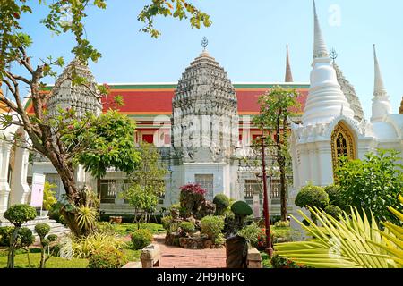 Une partie des incroyables Mausolées de la famille royale thaïlandaise au temple bouddhiste Wat Ratchabophit à Bangkok, en Thaïlande Banque D'Images