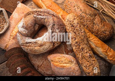 Gros plan sur le pain.Produits de boulangerie.Pain de seigle et de blé.Vue de dessus. Banque D'Images