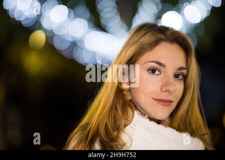 Portrait d'hiver d'une adolescente caucasienne avec foulard.CopySpace. Banque D'Images